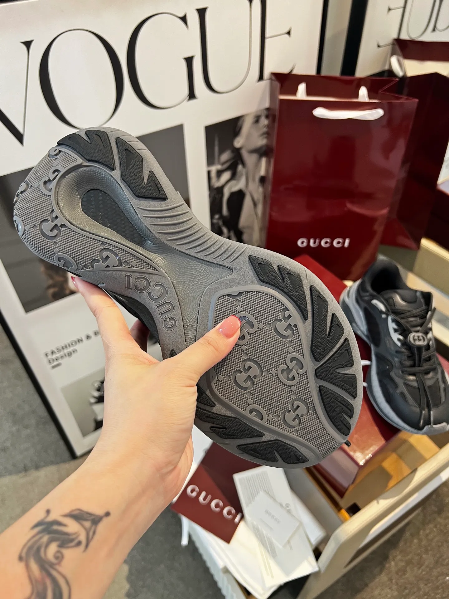 [G Home] P: 900💰 Only men’s models, Size::39-46, (46 customized) 2025Gucci couple series 2.0 sports shoes are made with heavy investment❤️‍🔥❤️‍🔥❤️‍🔥Renewed interpretation of the brand's iconic striped webbing elements😍😍When retro genes collide with futuristic design🎊🎊This new pair of Gucci shoes directly reaches the trend threshold💥 ✔️Color combination of caron contrast + classic stripes, GG reflective piping, visual impact, and comes with a high-light filter for street use ✔️ The structure is made of multi-layer splicing of different materials, mesh is breathable, leather is shaped, and the outsole is made of EVA foam and TPU. 😍😍😍Fashion and practicality are both online ✔️ Detailed double G midsole + iconic double G lock shoelaces, retro DNA is crazy and restless, and every step is based on the trendy aesthetic ❤️❤️❤️❤️